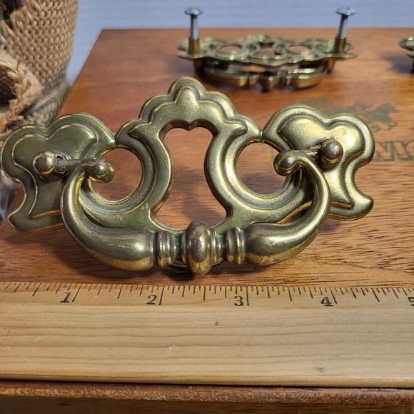 Vintage ILCO Unican Batwing Cutout Drop Bail Brass Drawer Pulls and Key Plate - Picture 15 of 16